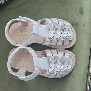 DREAM PAIRS Girls Sandals White with Butterflies toddler size 6